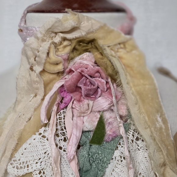 EASTER JABOT Dreamy SPRING🩷🩷🩷OOAK MOSSIE ANNA ARTISAN DESIGN - Picture 2 of 3